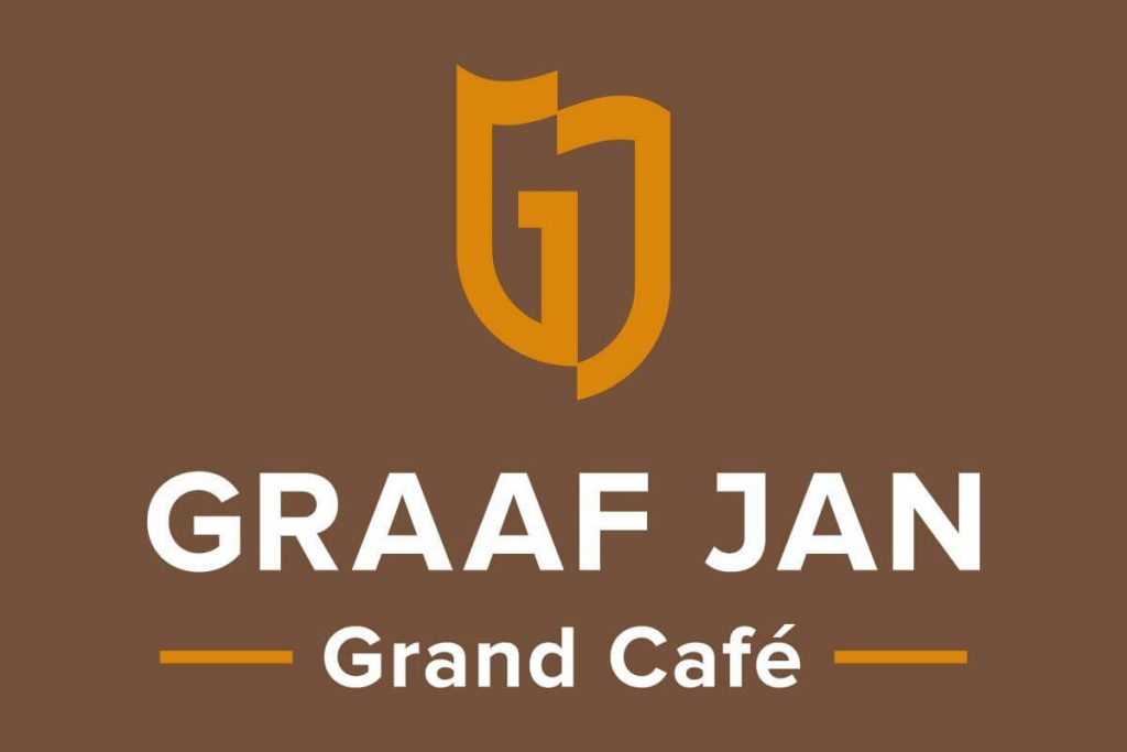 Logo ontwerp Grand-Café Graaf Jan Sassenheim in wit en oranje op een bruine achtergrond